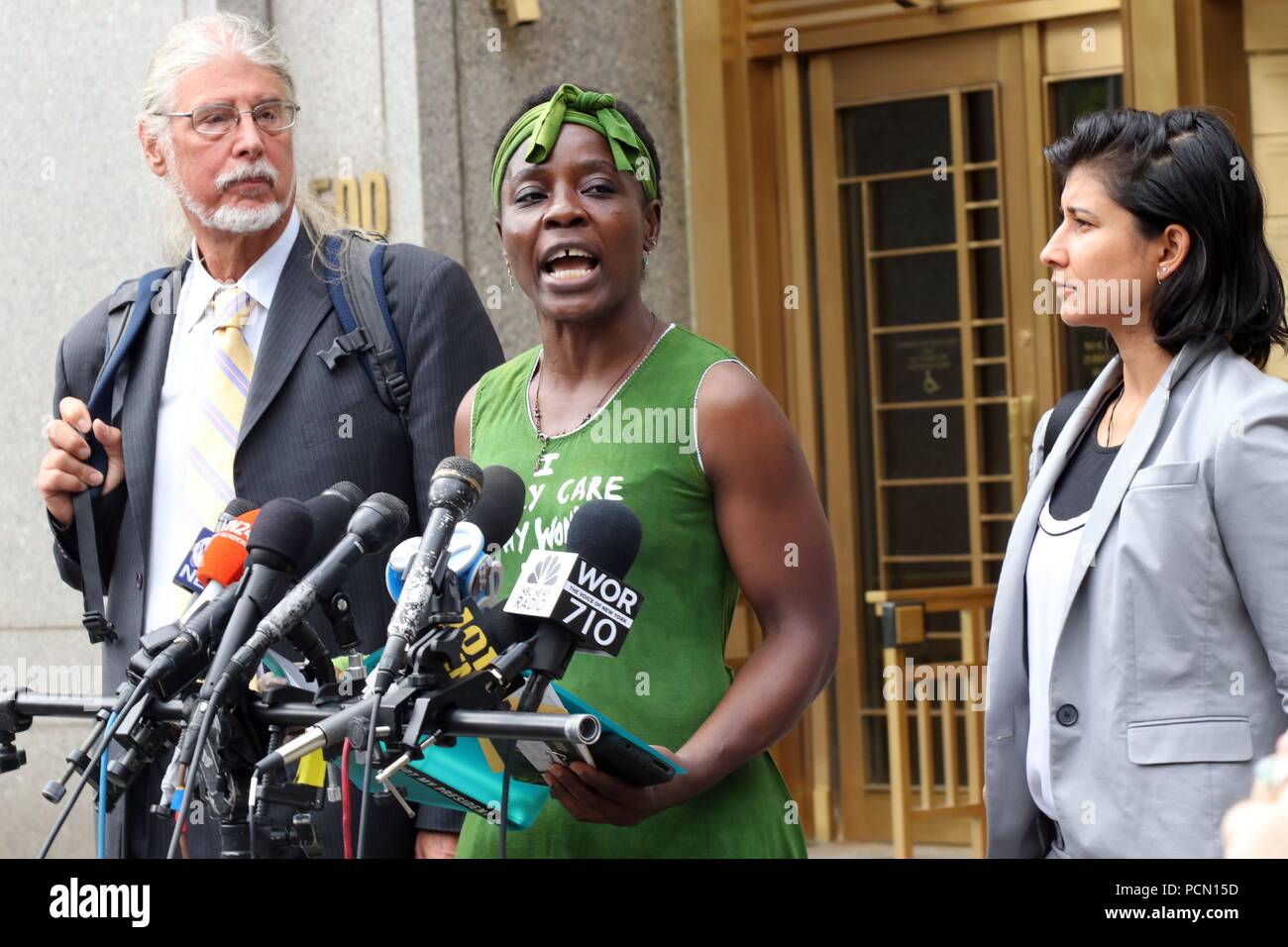 New York City, New York, USA. 3 Aug, 2018. Therese Patricia Okoumou, 44 (C), die Frau, die am 4. festgehalten wurde. Juli, 2018, nach dem Sie kletterte auf den Sockel der Freiheitsstatue Einwanderungspolitik der Trumpf-Administration zu protestieren, ist als Flocken von ihrem juristischen Team außerhalb der US-amerikanischen Federal Court House in Lower Manhattan, nachdem Sie eine prozedurale Erscheinen vor Gericht in New York City am 3 Aug., 2018. Die ''"Aufstieg und Widerstand' Aktivist wurde bestellt, bei Gericht am 1. wieder zu erscheinen. Oktober, 2018. Credit: G. Ronald Lopez/ZUMA Draht/Alamy leben Nachrichten Stockfoto