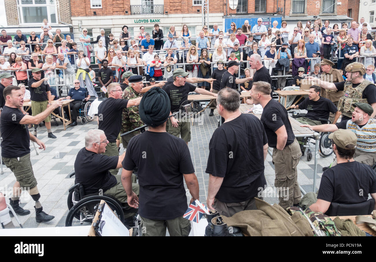 Stockton, UK. 3. August 2018. Stockton Internationale Riverside Festival, Stockton on Tees, England. Vereinigtes Königreich. 3. August 2018. "Dies ist nicht für Sie", eine Hommage an den Britischen verletzte Kriegsveteranen, Frauen und Männer. Die einstündige Stück wird durch Blesma durchgeführt, (Die Limbless Veteranen), professionellen Künstlern und Chören. Das Stück wird 3 Mal im Rahmen des Festivals vom 2. - 5. August Credit: ALAN DAWSON/Alamy Leben Nachrichten durchgeführt werden. Stockfoto