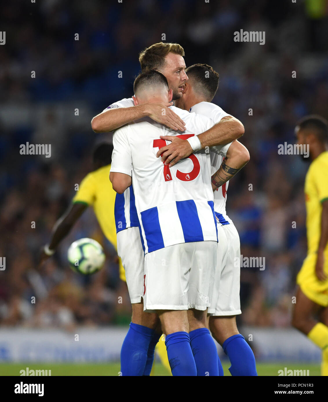 Brighton UK 3. August 2018 - Pascal Gross von Brighton (Nr. 13) wird umarmt, nachdem er während des Vorsaison-Fußballspiels zwischen Brighton, Hove Albion und Nantes im American Express Community Stadium sein zweites Tor erzielt hat Foto aufgenommen von Simon Dack Credit: Simon Dack/Alamy Live News – Nur Zur Redaktionellen Verwendung Stockfoto