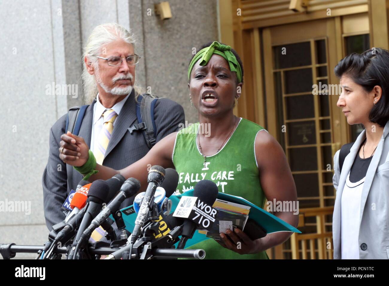 New York City, New York, USA. 3 Aug, 2018. THERESE PATRICIA OKOUMOU, 44 (C), die Frau, die am 4. Juli 2018 verhaftet, nachdem Sie auf den Sockel der Freiheitsstatue kletterte der Trumpf Verwaltungen Einwanderungspolitik zu protestieren, ist als Flocken von ihrem juristischen Team außerhalb der US-amerikanischen Federal Court House in Lower Manhattan, nachdem Sie eine prozedurale Erscheinen vor Gericht gestellt. Die 'Aufstieg und Widerstand' Aktivist wurde bestellt bei Gericht Oktober 1, 2018 wieder zu erscheinen. Credit: G. Ronald Lopez/ZUMA Draht/Alamy leben Nachrichten Stockfoto