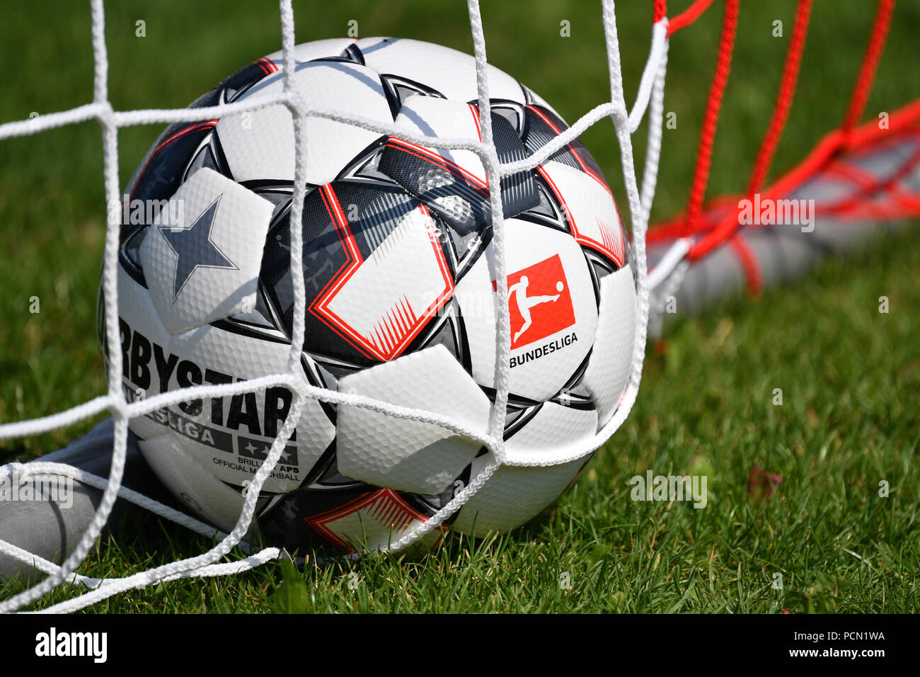 Rottach Egern, Deutschland. 03 Aug, 2018. DERBYSTAR offiziellen Ball der DFL im Ziel net, shot, Kugel. Trainingslager FC Bayern München in Rottach Egern/Tegernsee. Fußball 1. Bundesliga, Saison 2018/2019, am 03.08.2018 in München. | Verwendung der weltweiten Kredit: dpa/Alamy leben Nachrichten Stockfoto