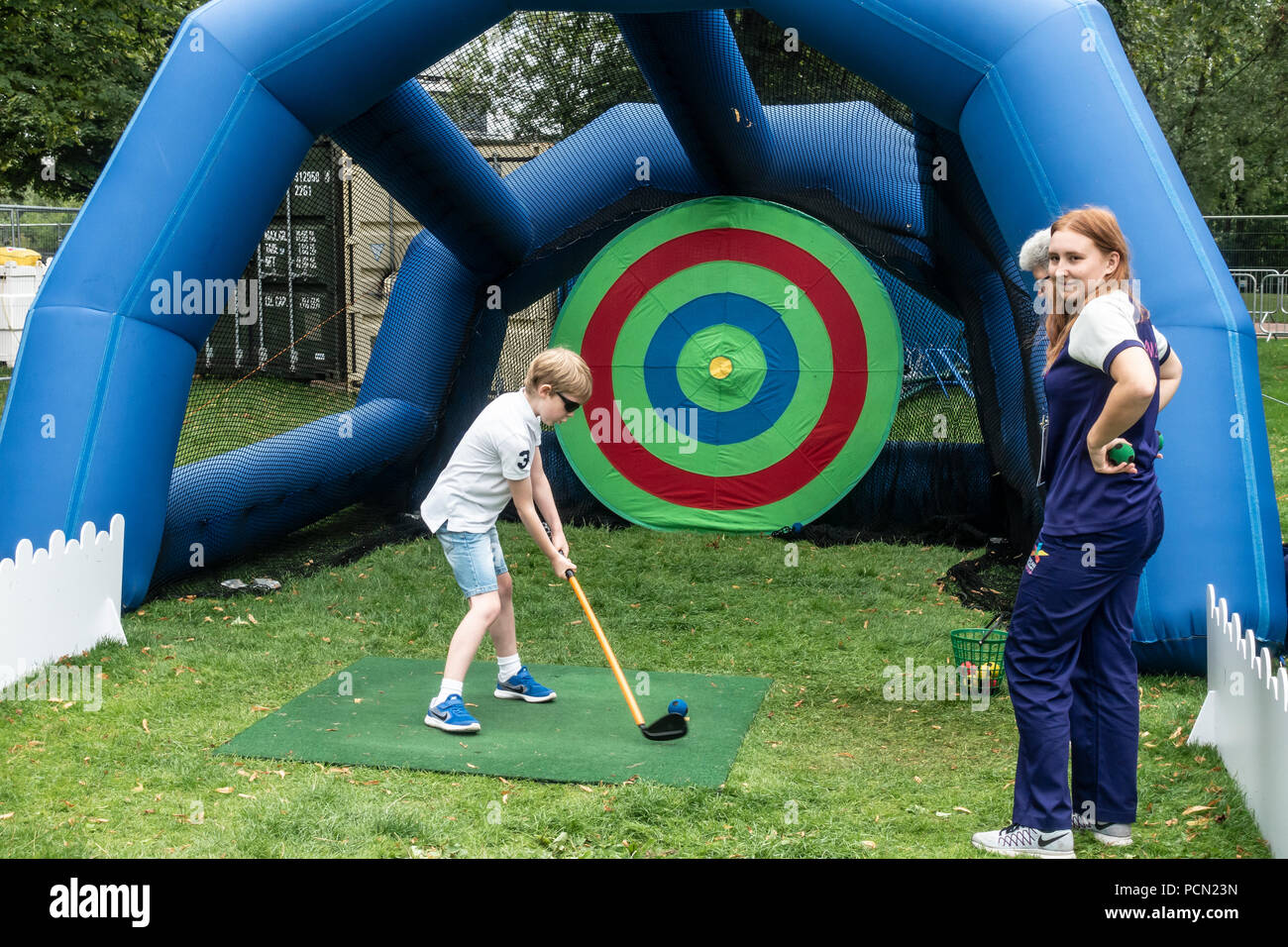 Glasgow Green, Glasgow, Schottland. 03. August 2018. Junge Praktiken sein Golf Swing als Teil der haben-ein-go Sport Schmeckerlernabschnitte bei Go Live! An der Grünen, Teil des Festivals 2018. Zwei Freiwillige sind Ermutigung das Festival parallel mit der Europäischen Meisterschaften; Glasgow 2018 ausgeführt wird, zu bieten. Glasgow Green ist ein kostenloses Festival Veranstaltungsort mit vielen Attraktionen aus Give-it-a-go Sport, Musik und Kochvorführungen. Credit: Elizabeth Leyden/Alamy leben Nachrichten Stockfoto