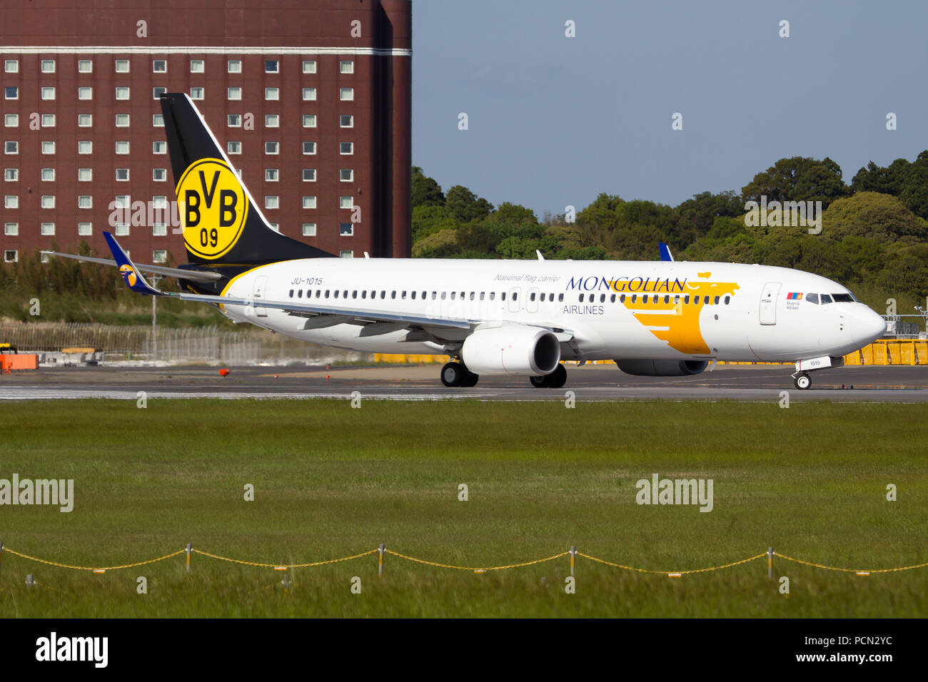 Tokio, Japan. 5 Mai, 2017. Ein miat Mongolian Airlines Boeing 737-800 von Deutschen Fußballverein Borussia Dortmund hier aus Tokyo Narita Flughafen gefördert. Credit: Fabrizio Gandolfo/SOPA Images/ZUMA Draht/Alamy leben Nachrichten Stockfoto