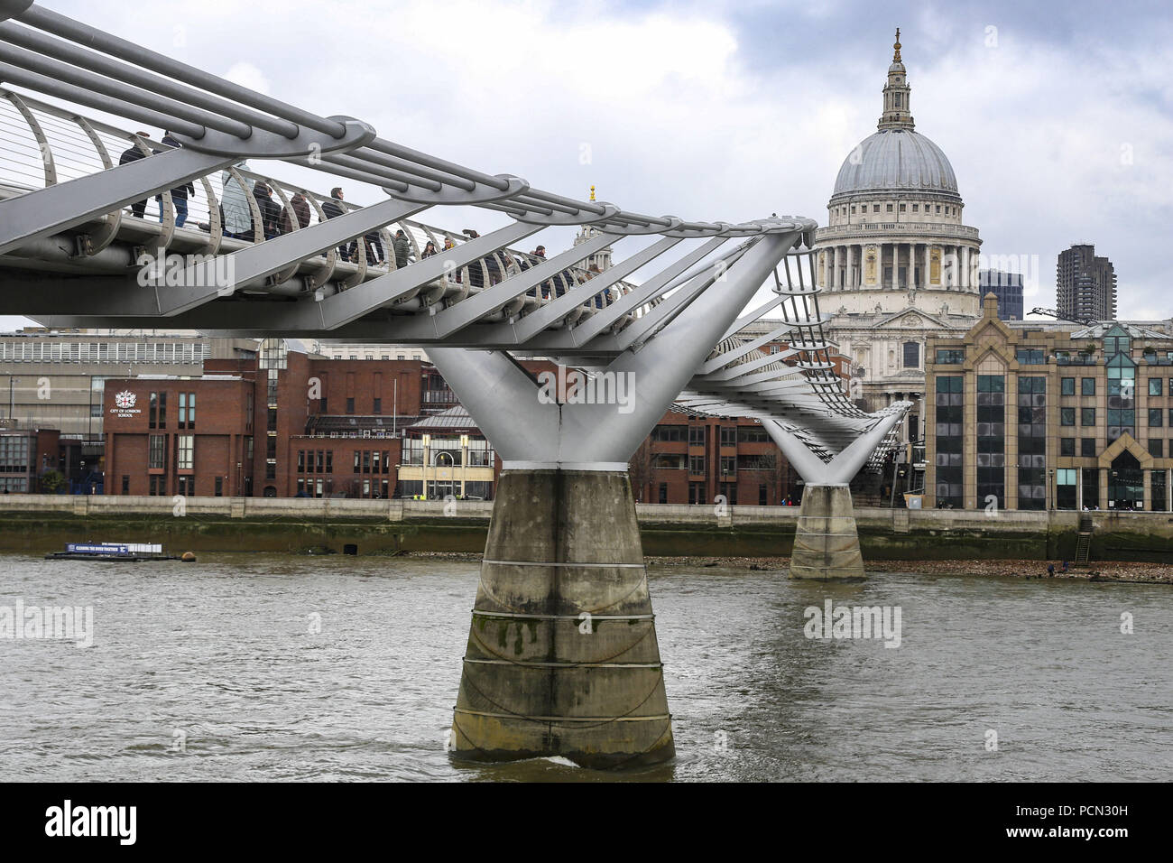 London, Großbritannien. 20 Feb, 2018. Eine allgemeine Ansicht der Brücke. London Millennium Fußgängerbrücke, eine stählerne Hängebrücke für Fußgänger Themse in London, England, UK. Die Brücke ist als "Spitznamen "Woobly Braut'' führen die wiegenden Effekt. Die Brücke wurde im Juni 2000 eröffnet. Von der einen Seite der Brücke ist die St Paul's Kathedrale und von der anderen Seite der Tate Modern Museum. Credit: Nicolas Economou/SOPA Images/ZUMA Draht/Alamy leben Nachrichten Stockfoto