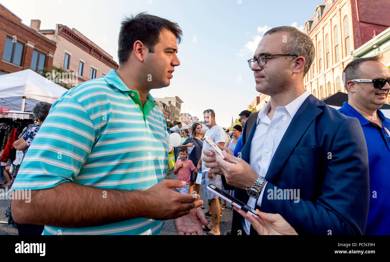 Delaware, Ohio, USA. 03 Aug, 2018. DANNY O'Connor, Links, der demokratische Kandidat für den 7. August spezielle Wahl in Ohio 12 Kongreßbezirk, spricht mit der politisch ALEX ISENSTADT bei einem Rundgang an der Delaware ersten Freitag Ereignis. Credit: Brian Cahn/ZUMA Draht/Alamy leben Nachrichten Stockfoto