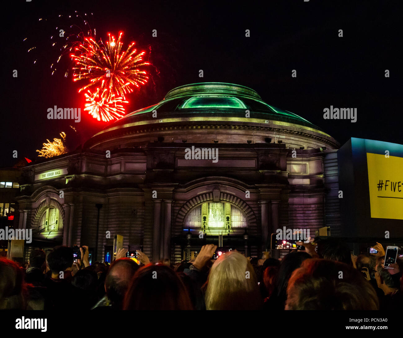 Edinburgh, Großbritannien. 3. Aug 2018. Aberdeen Standard Investitionen Sponsoren das Edinburgh International Festival 2018 Eröffnung fünf Telegramme mit einer Masse in Festival Square. Feiern Schottlands Jahr der jungen Menschen und auf das hundertjährige Jubiläum des Ende des Großen Krieges reflektieren mit beauftragt, Musik von Anna Meredith und digitale Projektion auf die Usher Hall von 59 Produktionen, die im Freien Fall wird durch Telegramme von jungen Soldaten im Jahr 1918 gesendet. Feuerwerk vom Edinburgh Tattoo vor der Veranstaltung Stockfoto