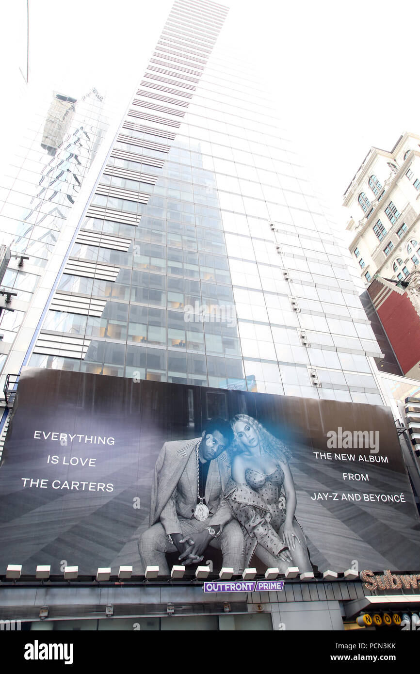 New York, NY, USA. 3 Aug, 2018. Times Square billboard Förderung Beyonce und Jay-Z aka Die Carters mit der Veröffentlichung ihres neuen Überraschung Album "Alles ist Liebe", am 3. August 2018 in New York City. Quelle: Walter Mc Bride/Medien Punch/Alamy leben Nachrichten Stockfoto