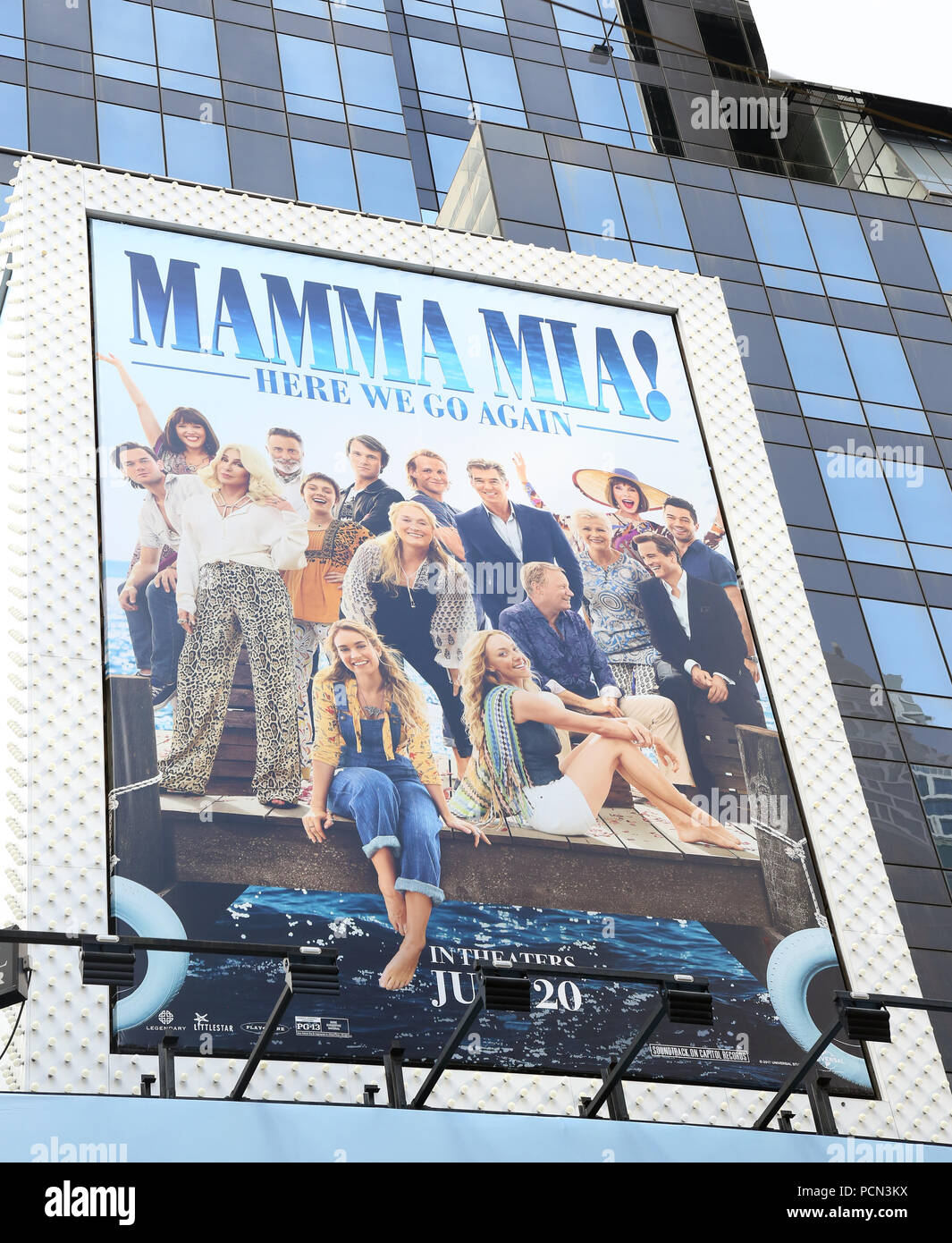 New York, NY, USA. 3 Aug, 2018. Times Square billboard Förderung der Abba Musical Mamma Mia: Hier gehen wir wieder 'on August 3, 2018 in New York City. Quelle: Walter Mc Bride/Medien Punch/Alamy leben Nachrichten Stockfoto
