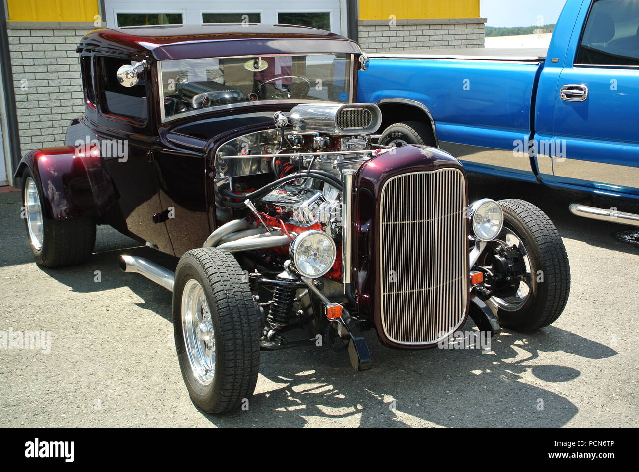 Ein alter, lila zweitüriger Oldtimer, ein 1928er Ford, ein Hot Rod mit sichtbarem Kühlergrill, Scheinwerfern und Motor auf einer Oldtimer-Show in New Brunswick Stockfoto Ein alter, lila zweitüriger Oldtimer, ein 1928er Ford, ein Hot Rod mit sichtbarem Kühlergrill, Scheinwerfern und Motor auf einer Oldtimer-Show in New Brunswick Stockfoto