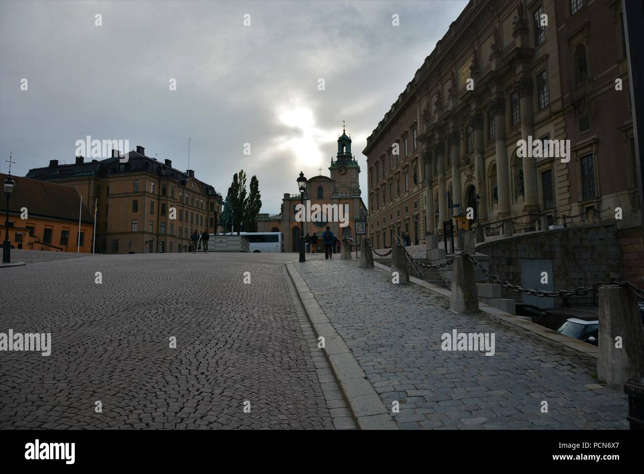 Ein altes Ehepaar hand in hand am Fenster des Shop suchen Stockfoto