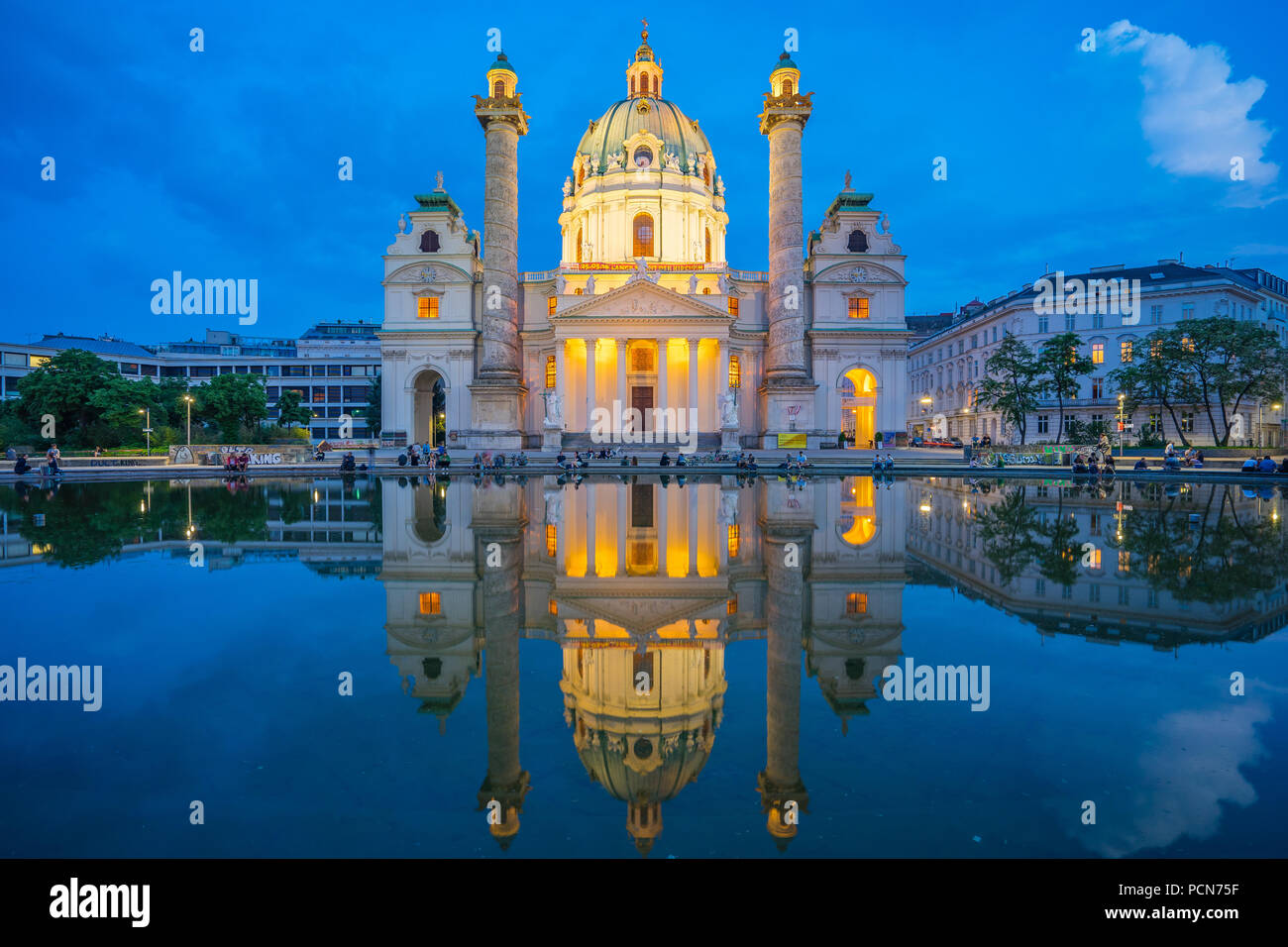 Karlskirche in der Nacht in Wien, Österreich. Stockfoto