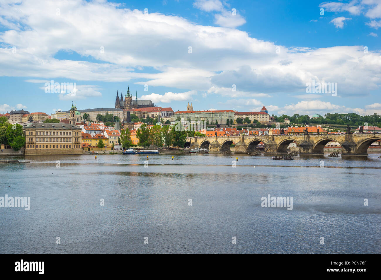 Prag, die Skyline der Stadt mit der Karlsbrücke in Prag, Tschechische Republik. Stockfoto