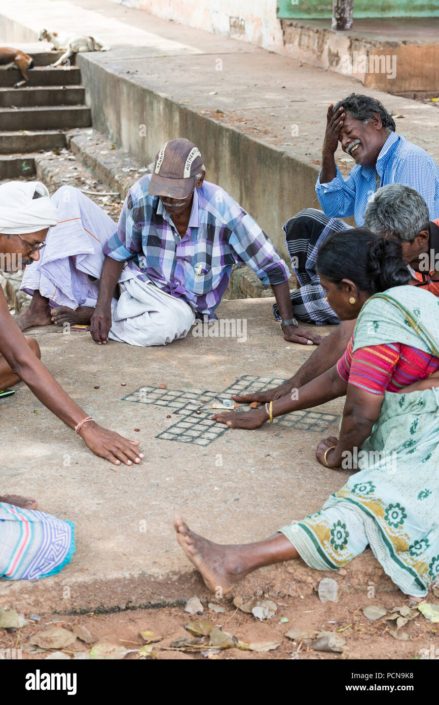 PONDICHERY, PUDUCHERRY, Tamil Nadu, Indien - SEPTEMBER CIRCA, 2017. Gruppe von unbekannten Männern und Frauen spielen traditionelle indische Brettspiel Ashta Cham Stockfoto