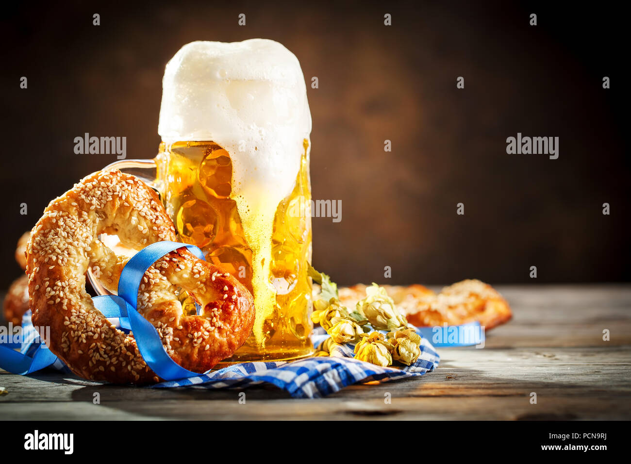 Bierkrüge und Brezeln auf einem Holztisch. Oktoberfest. Beer Festival. Stockfoto