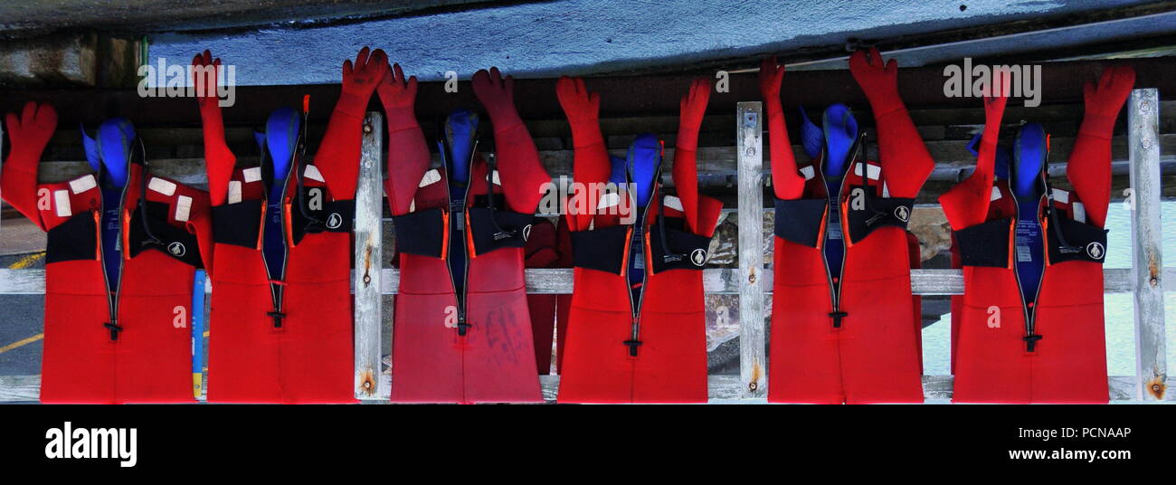 Trockentauchanzüge von freiwilligen Marine Rescue crew Trocknung nach der Praxis Stockfoto