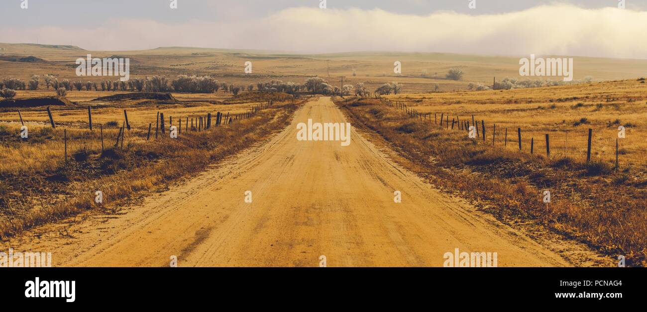 Neblige Landschaft Schotterstraße im Zentrum von Colorado, Vereinigten Staaten von Amerika. Panoramablick auf das Foto. Stockfoto