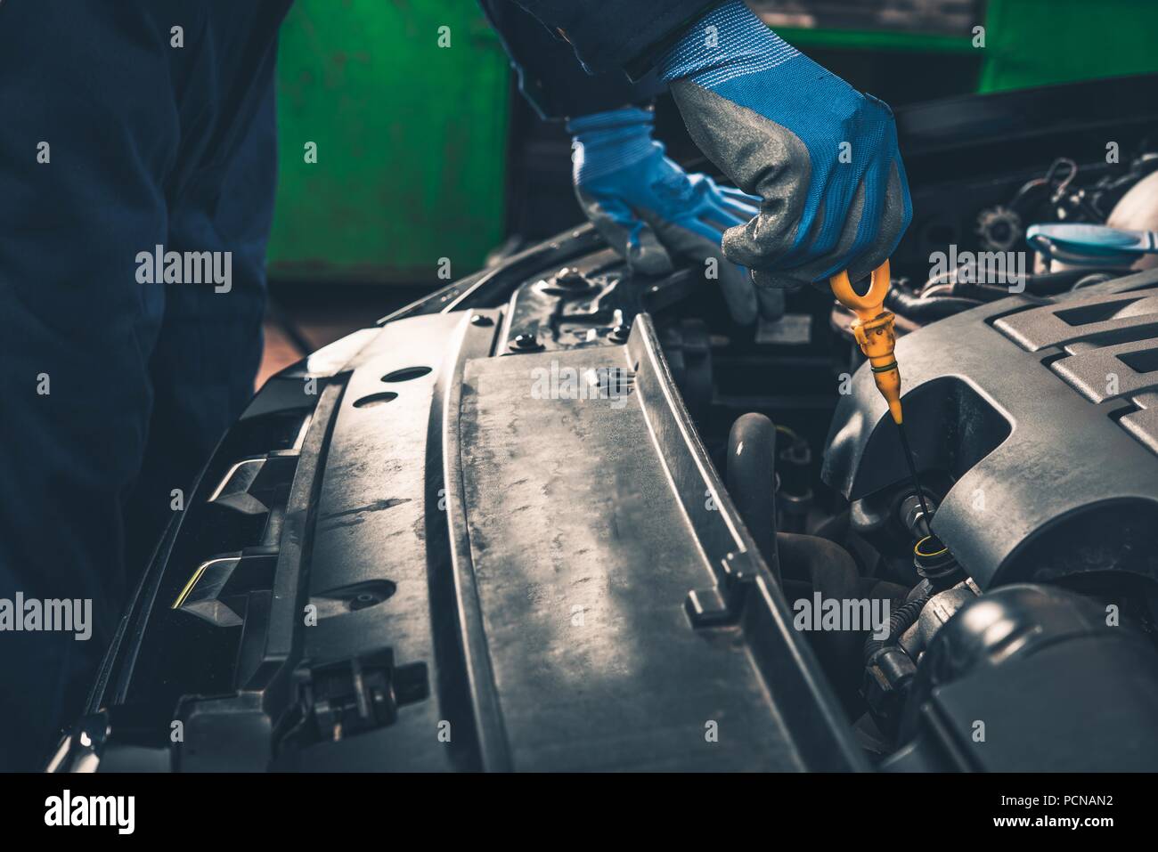 Fahrzeug Überprüfen Sie den Ölstand im Auto Service. Stockfoto