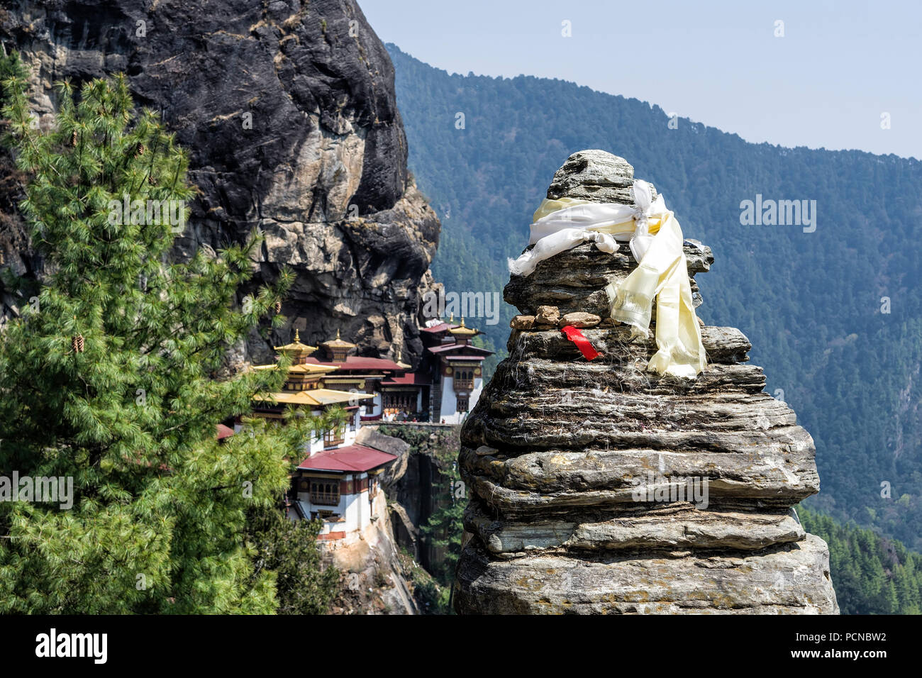Sicht von Taktshang Kloster, Bhutan - Tiger Nest Kloster auch bekannt als Palphug Taktsang Kloster. Dieses Bild ist absichtlich verwischt die Bla Stockfoto