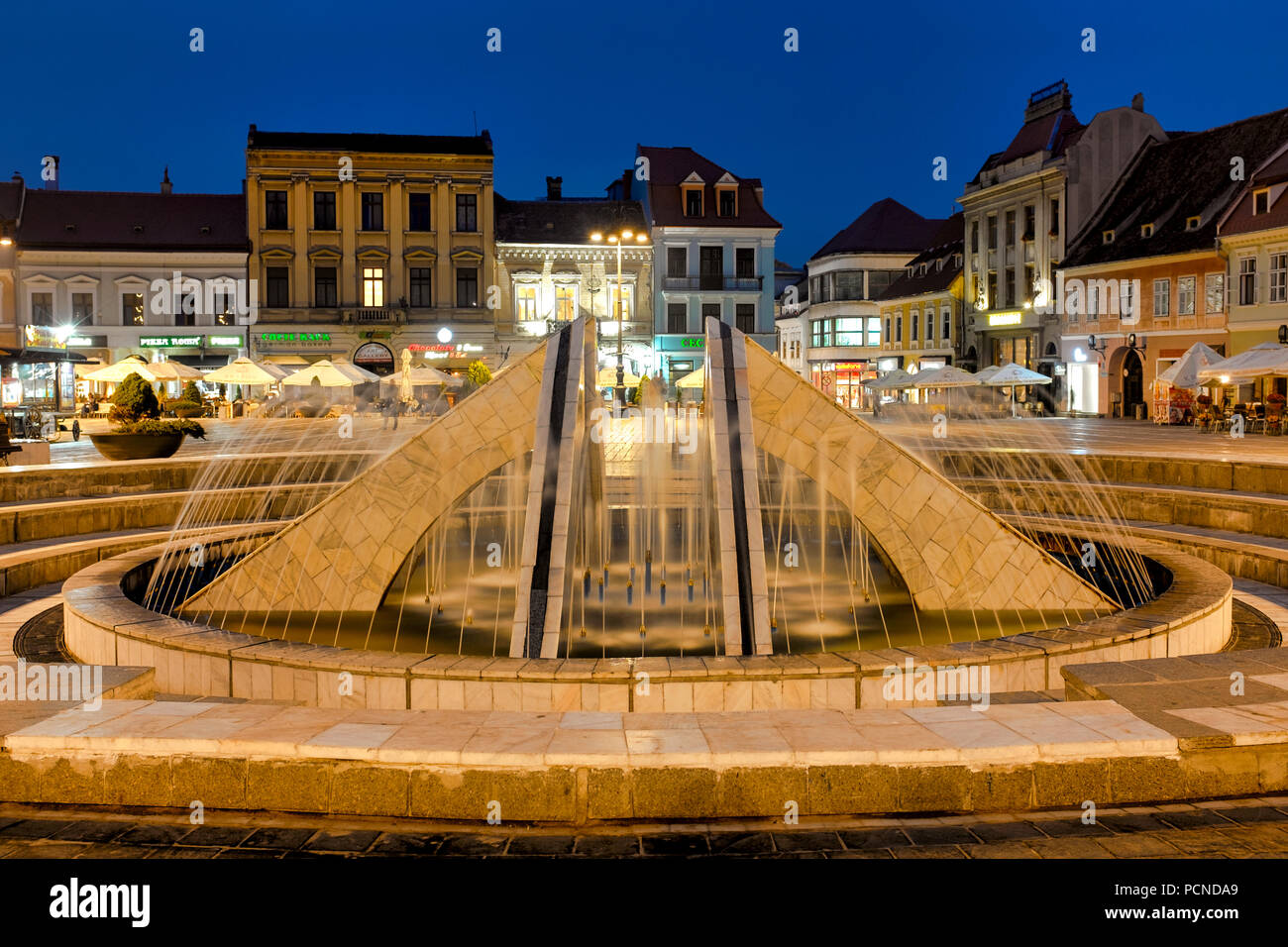 Blick auf den Piata Sfatului (Brasov Rat Square), Brasov, Rumänien Stockfoto