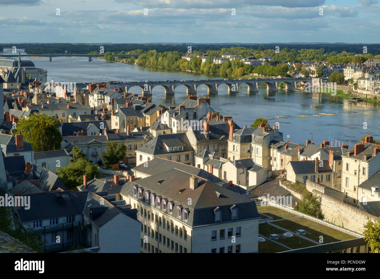 Blick über die Dächer der Stadt und den Fluss Loire in Angers, Maine-et-Loire, Frankreich Stockfoto