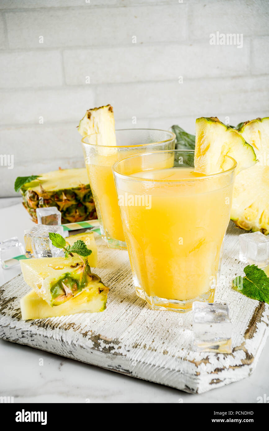 Frische Ananas Saft oder Cocktail, mit Stücken von frische Ananas, Eis ...