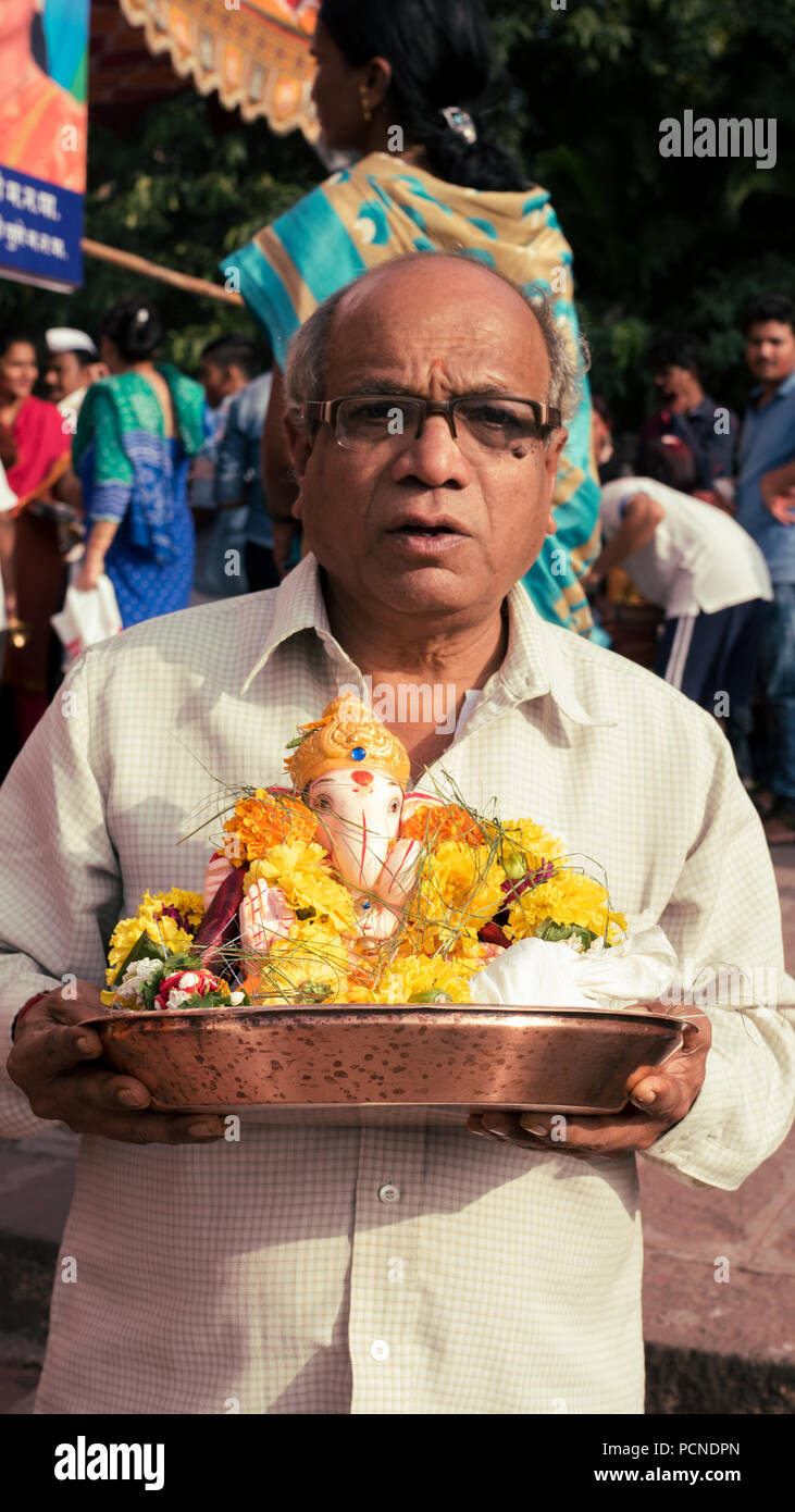 Ein Mann bietet seine Ganesh Idol an der Ganesh Chaturthi feiern in Pune. Stockfoto