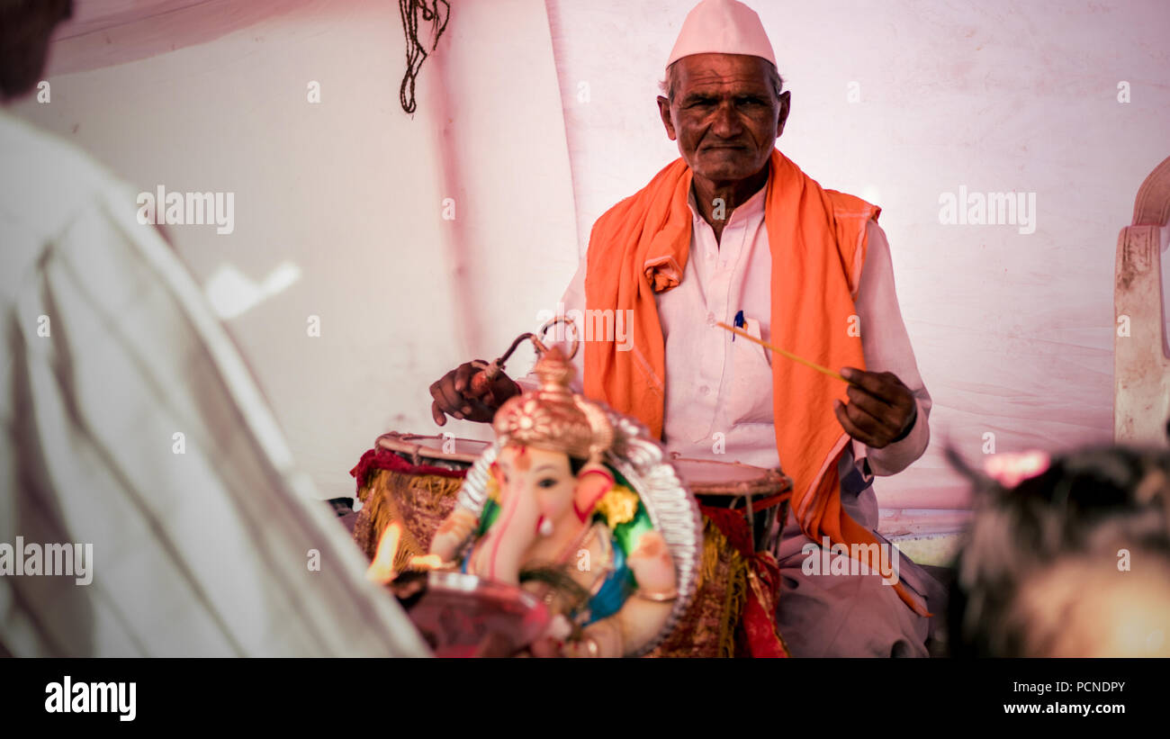 Ein Mann spielt die Trommel an der Ganesh Chaturthi feiern in Pune. Stockfoto