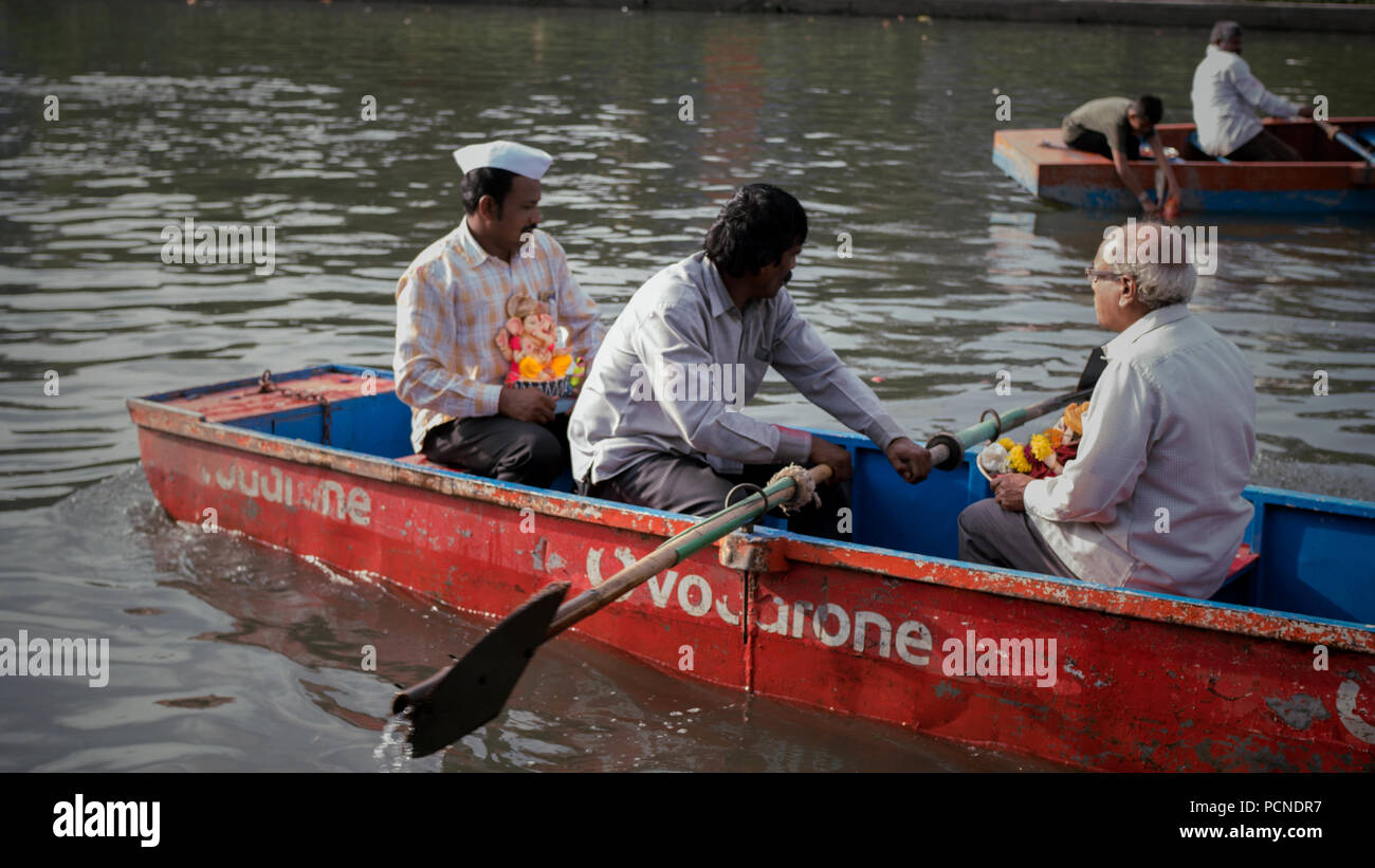 Männer Zeile eine Ganesh Idol in der Mula-Mutha Fluss in Pune während der Ganesh Chaturthi feiern Eintauchen Stockfoto