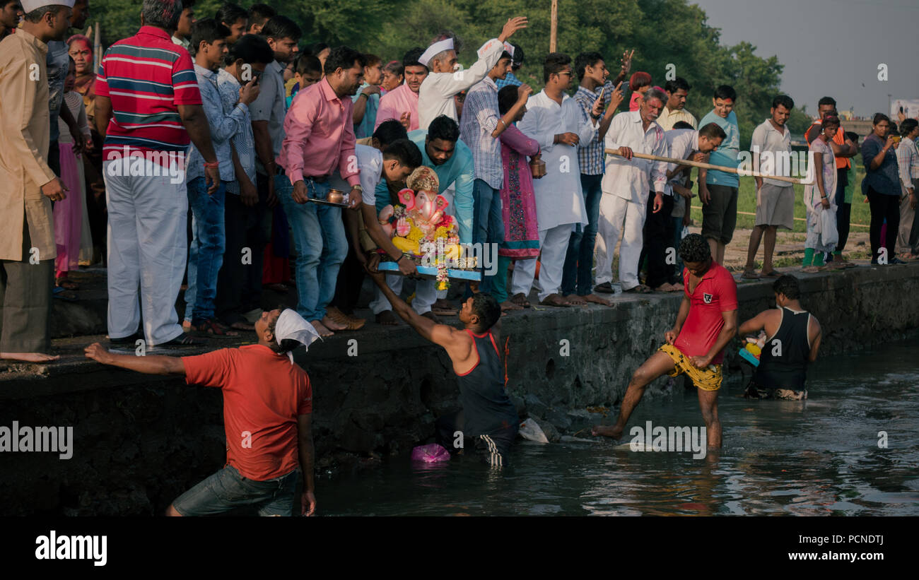 Idole von Ganesh sind in der Mula Mutha Fluss Am Ganesh Chaturthi feiern in Pune eingetaucht Stockfoto