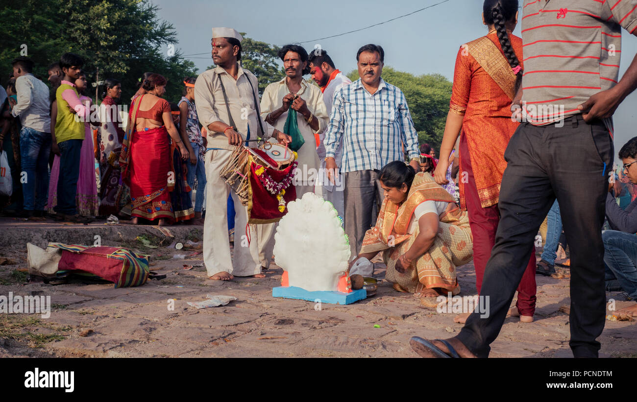 Eine Band eine Pause an der Ganesh Chaturthi feiern in Pune nehmen Stockfoto