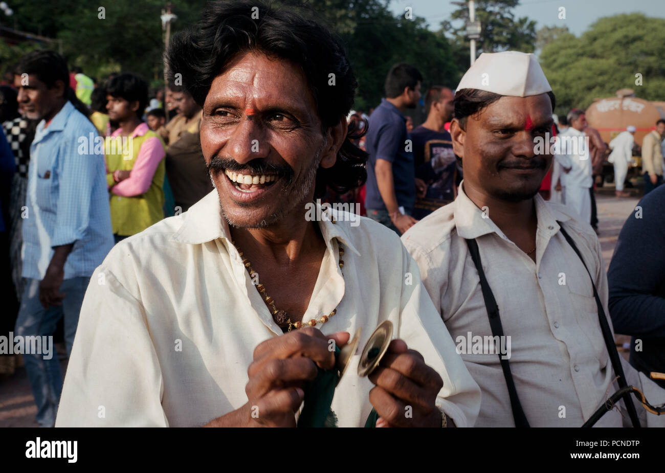 Ein Mann spielt majeera, einer kleinen Becken an der Ganesh Chaturthi feiern in Pune. Stockfoto