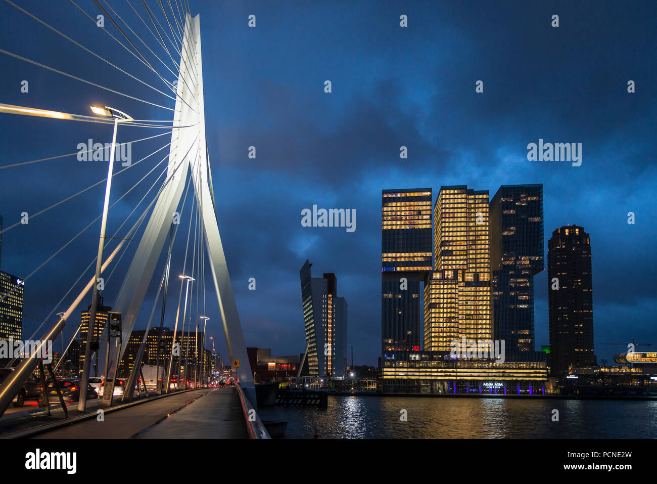 Am frühen Abend in Rotterdam. Übersicht Erasmus Brücke und De Rotterdam Stockfoto