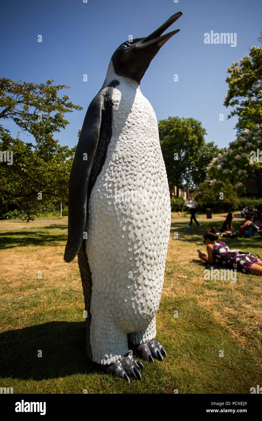 Fries Skulptur kehrt in das Regent's Park für drei Monate in diesem Sommer, mit Werken von 25 zeitgenössischen und modernen Künstler von weltweit führenden Galerien. Ausgewählt und von Clare Lilley (Direktor des Programms, der Yorkshire Sculpture Park), Fries Skulptur platziert wird eine aussergewöhnliche kulturelle Attraktion in der wunderschönen englischen Garten, von Markham Nesfield 1866 für das Regent's Park, London erstellen. Mit: Atmosphäre, Wo: London, England, Großbritannien Wann: 03 Aug 2018 Quelle: Wheatley/WANN Stockfoto