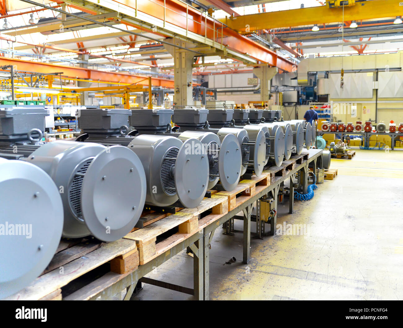 Maschinenbau: Nahaufnahme von Elektromotoren in der Produktion in ein modernes Werk Stockfoto