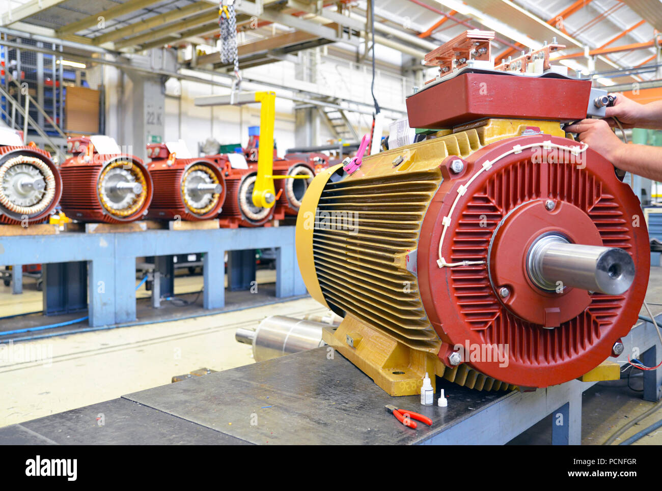 Architektur und Ausstattung einer Fabrik für Maschinenbau: Montage von Elektromotoren Stockfoto