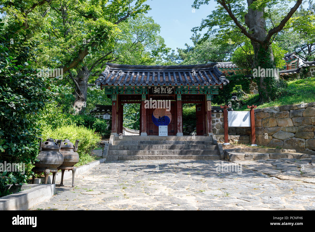 Namhae, Südkorea - 29. Juli 2018: Chungnyeolsa Heiligtum in Namhae County, South Gyeongsang Provinz Stockfoto