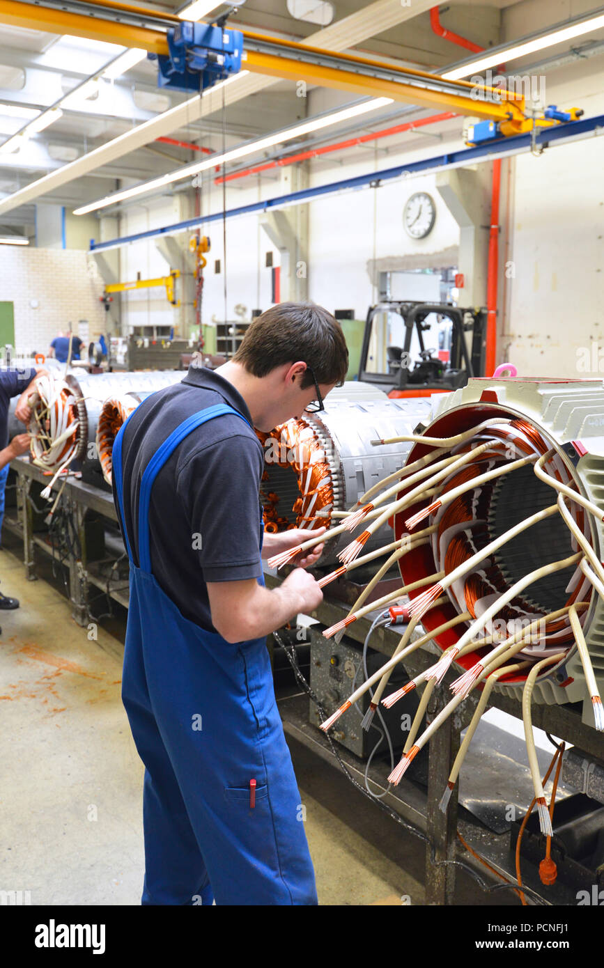 Arbeiter in einer Fabrik montieren elektrische Motoren Stockfoto