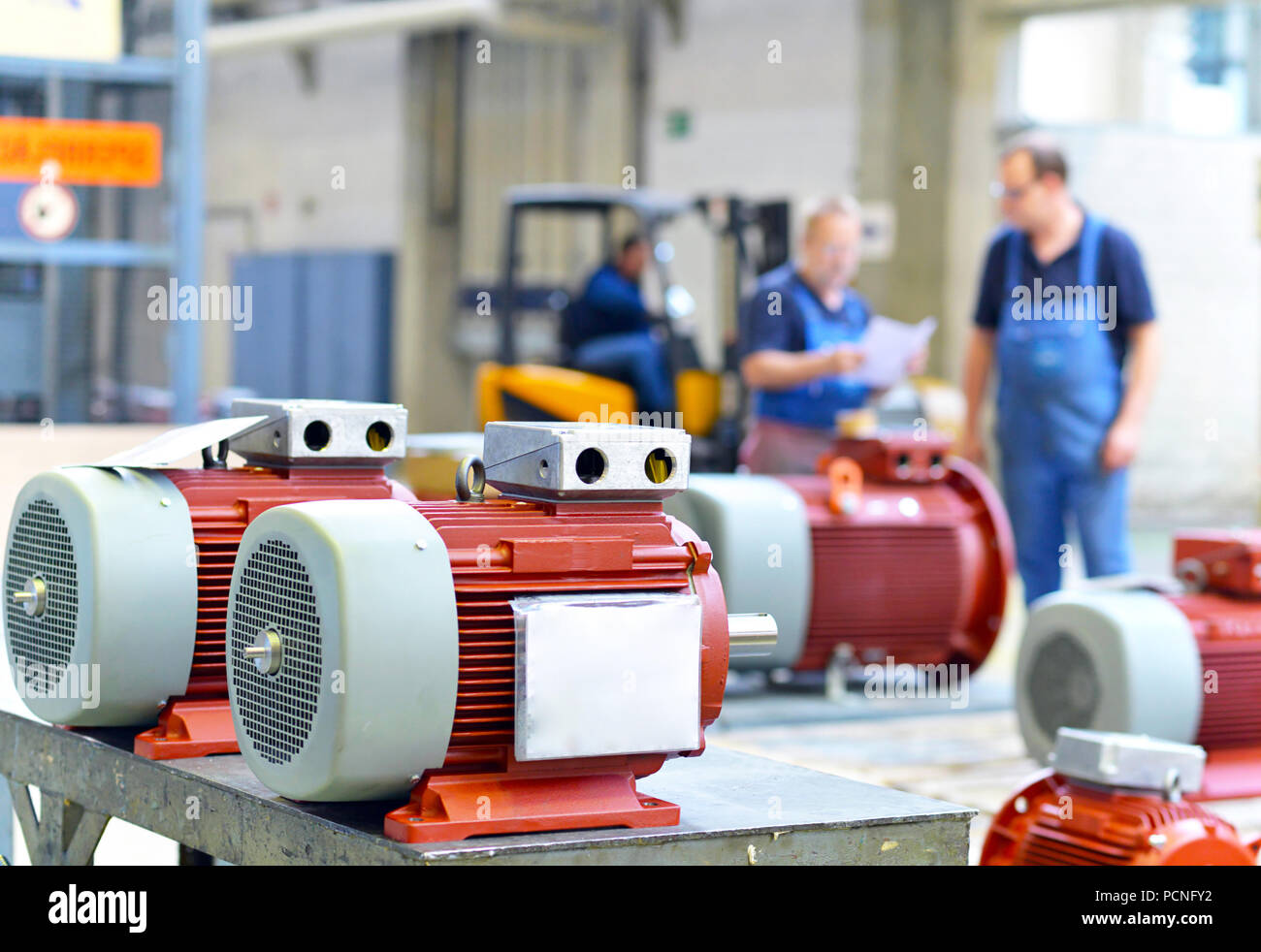 Arbeiter in einer Fabrik montieren elektrische Motoren Stockfoto