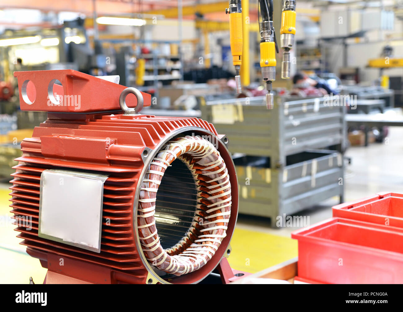 Herstellung von grosse elektronische Motoren in einem Industrieunternehmen - Ausrüstung und Innenausstattung der Produktionshallen Stockfoto