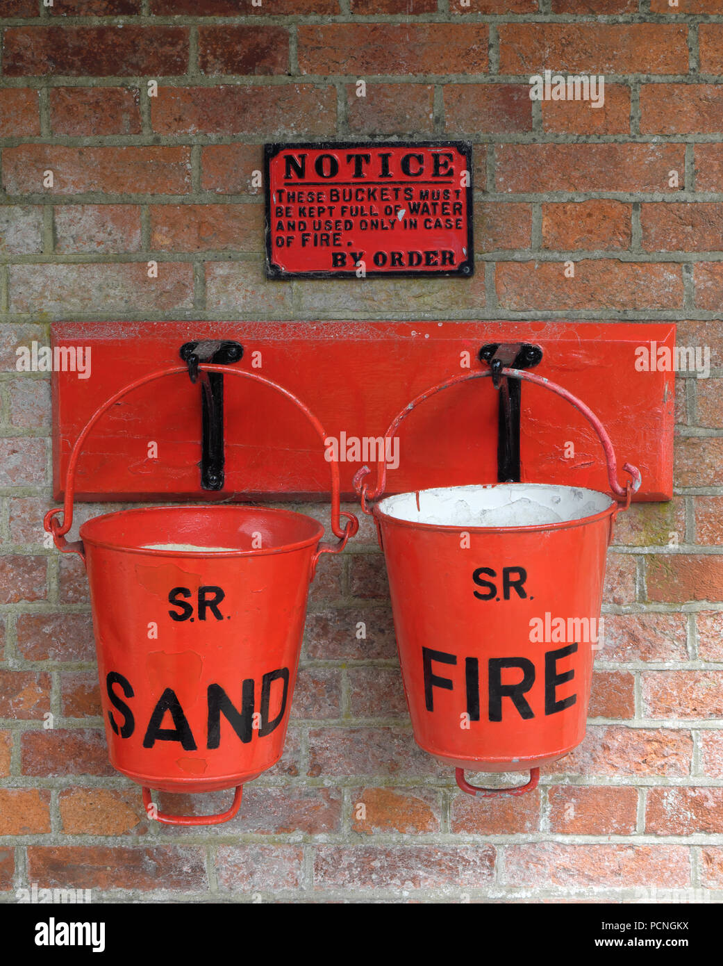Red Fire Eimer an Horsted Keynes Station auf der Bluebell Railway in East Sussex Stockfoto