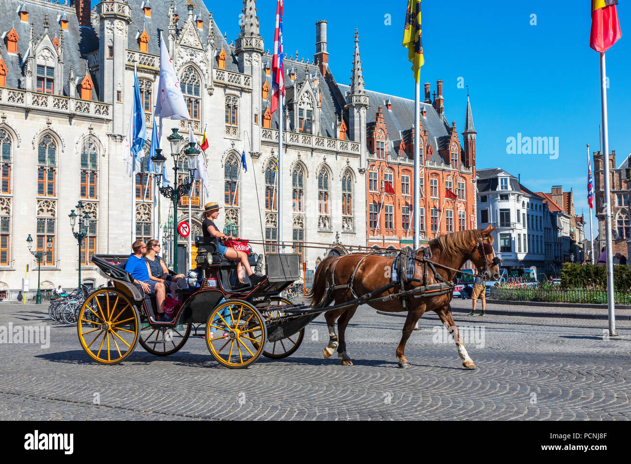 Touristen auf einer City tour mit einem Pferd und Trap, Markt, Brügge, Belgien Stockfoto