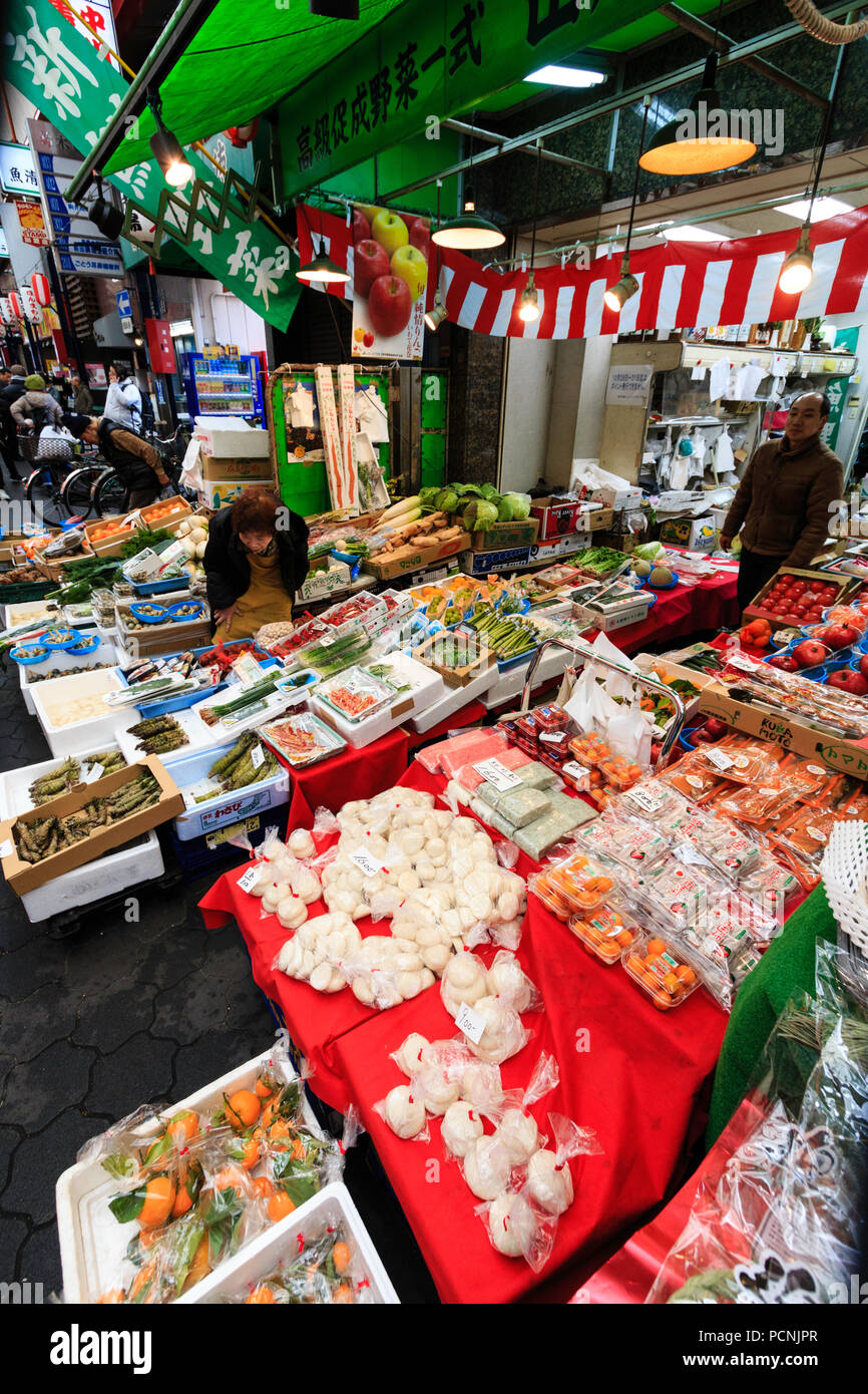 : Kuromon Ichiba, essen Markt in Osaka. Supermarkt shop, Rezeption, mit verschiedenen Gemüse auf dem Display. Hohen winkel Aussichtspunkt. Stockfoto