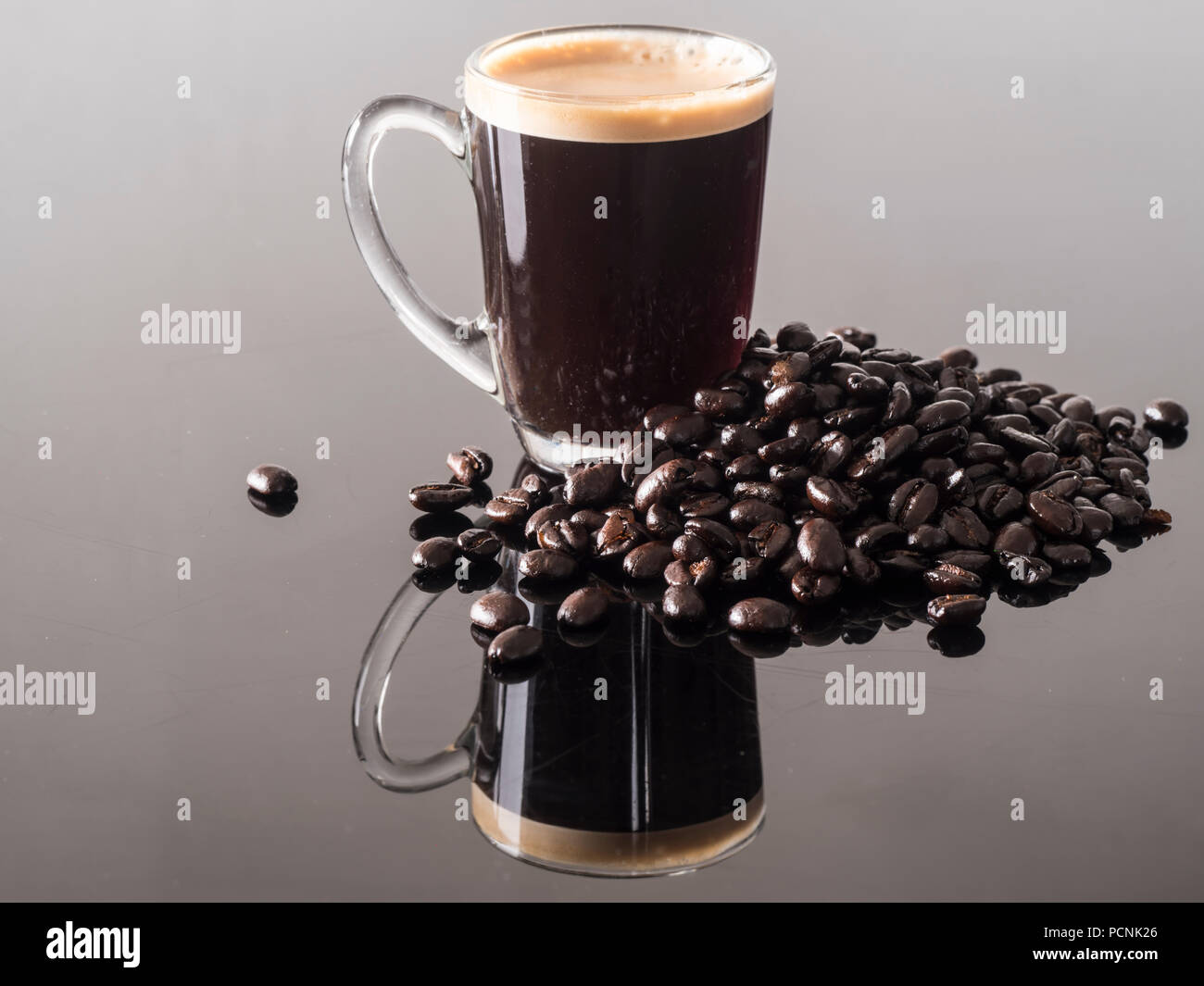 Espresso Kaffee, indem Sie eine kleine Menge fast kochendes Wasser unter  Druck durch fein gemahlene Kaffeebohnen gebraut Stockfotografie - Alamy