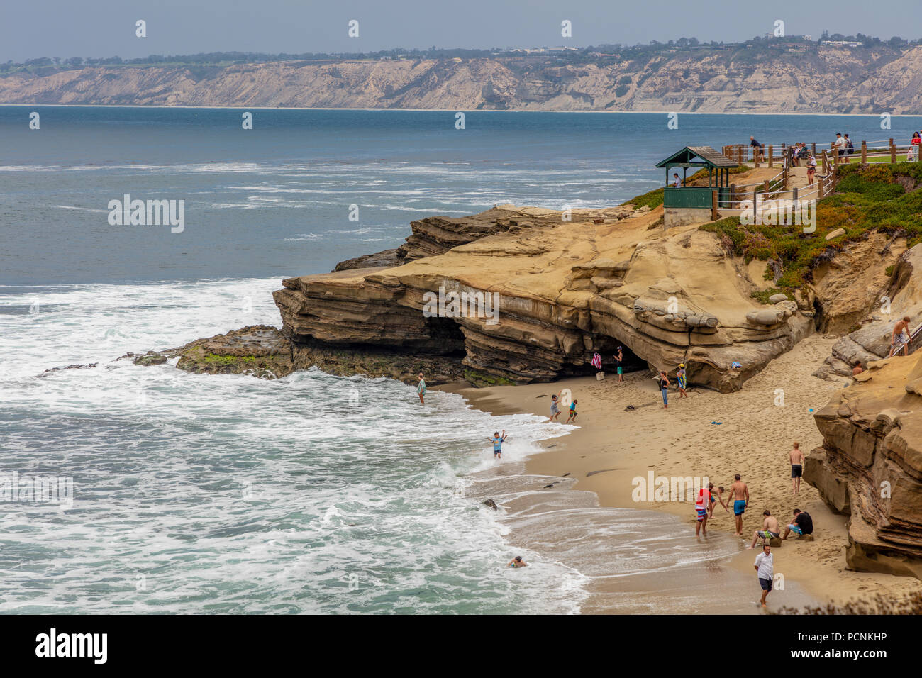 La Jolla Cove ist eine kleine, malerische Bucht und Strand, die Klippen in La Jolla, San Diego, Kalifornien, USA umgeben ist. Die Bucht ist als Pa geschützt Stockfoto