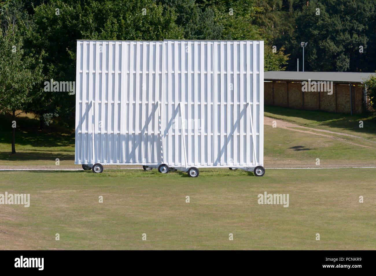 Holz- Cricket sightscreen auf Rädern am Rande eines Cricketplatz Grenze Stockfoto