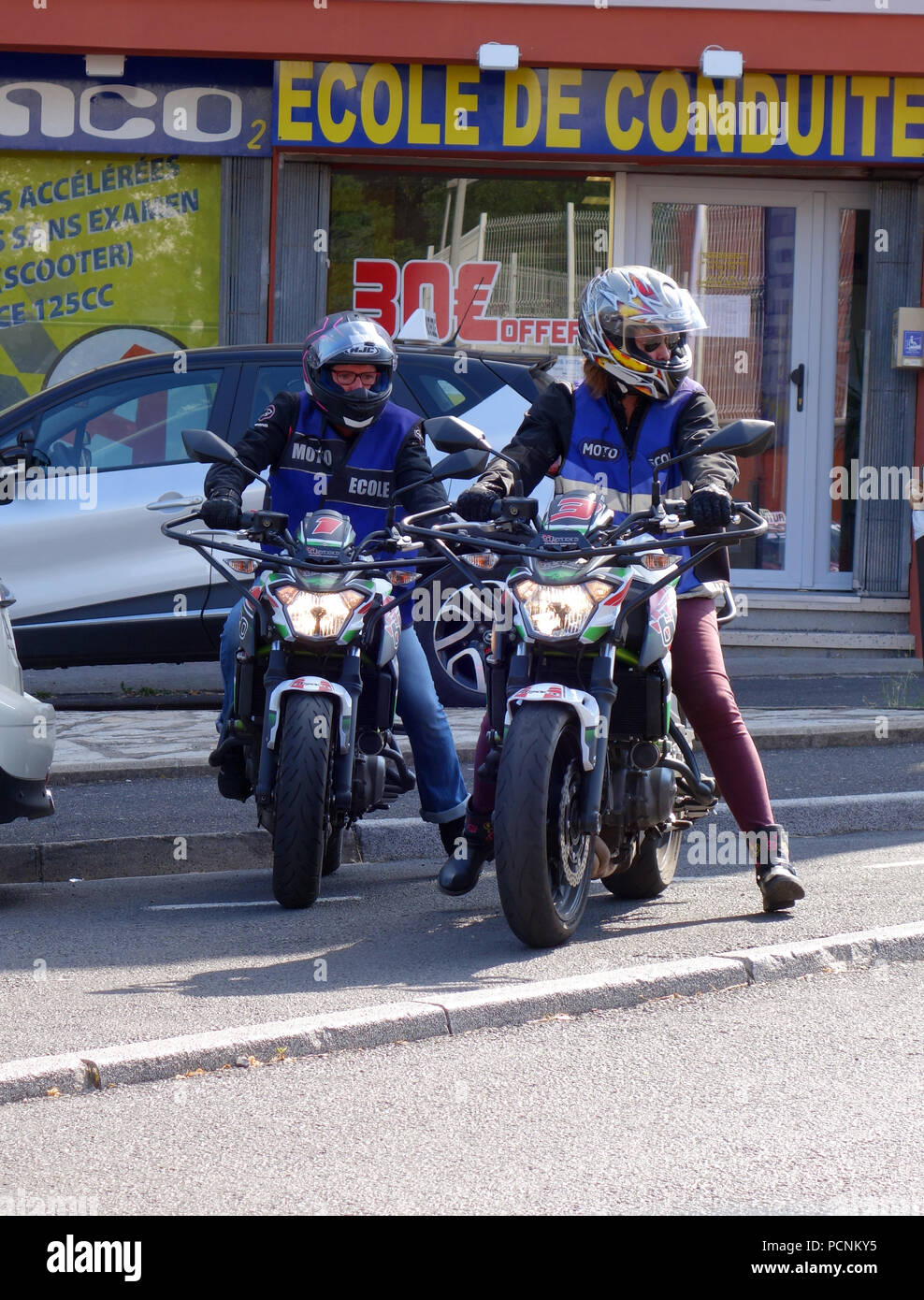 Zwei Motorrad Zyklus Reiter auf einen Treiber lernenden Ausbildung in Beziers, Frankreich Stockfoto