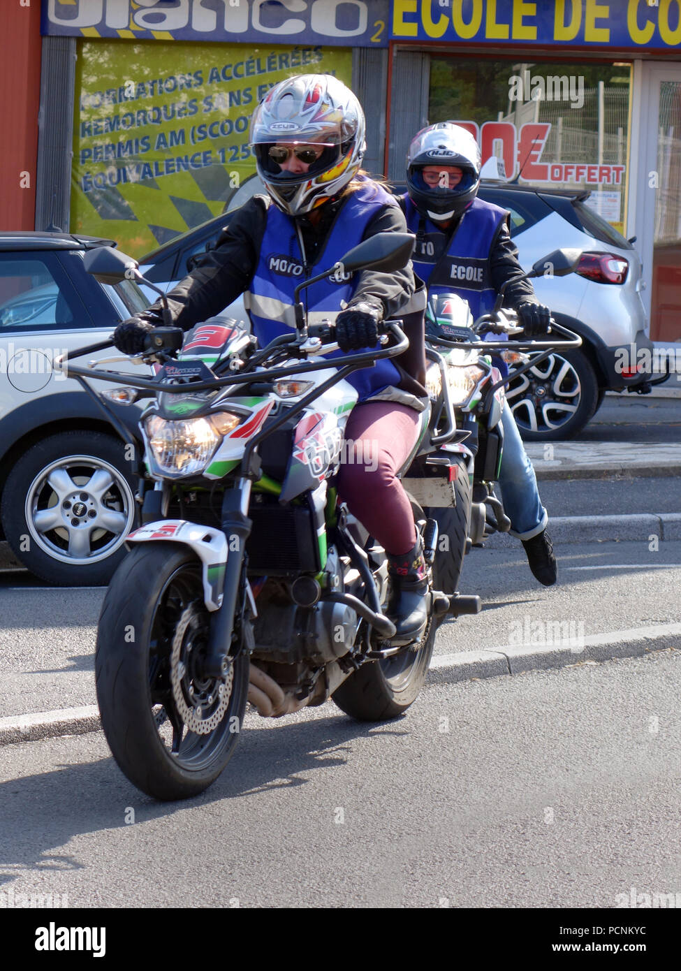 Zwei Motorrad Zyklus Reiter auf einen Treiber lernenden Ausbildung in Beziers, Frankreich Stockfoto