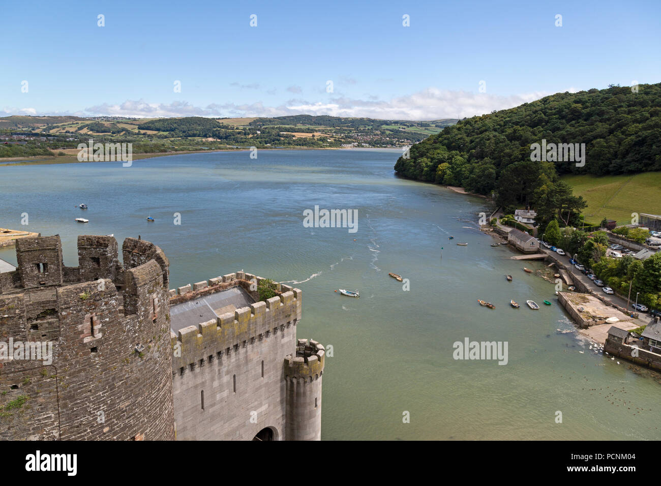 Die Aussicht von oben von Conwy Castle in Nord-Wales, mit Blick auf den Hafen, die Stadt und den Fluss Conwy Conwy Stockfoto