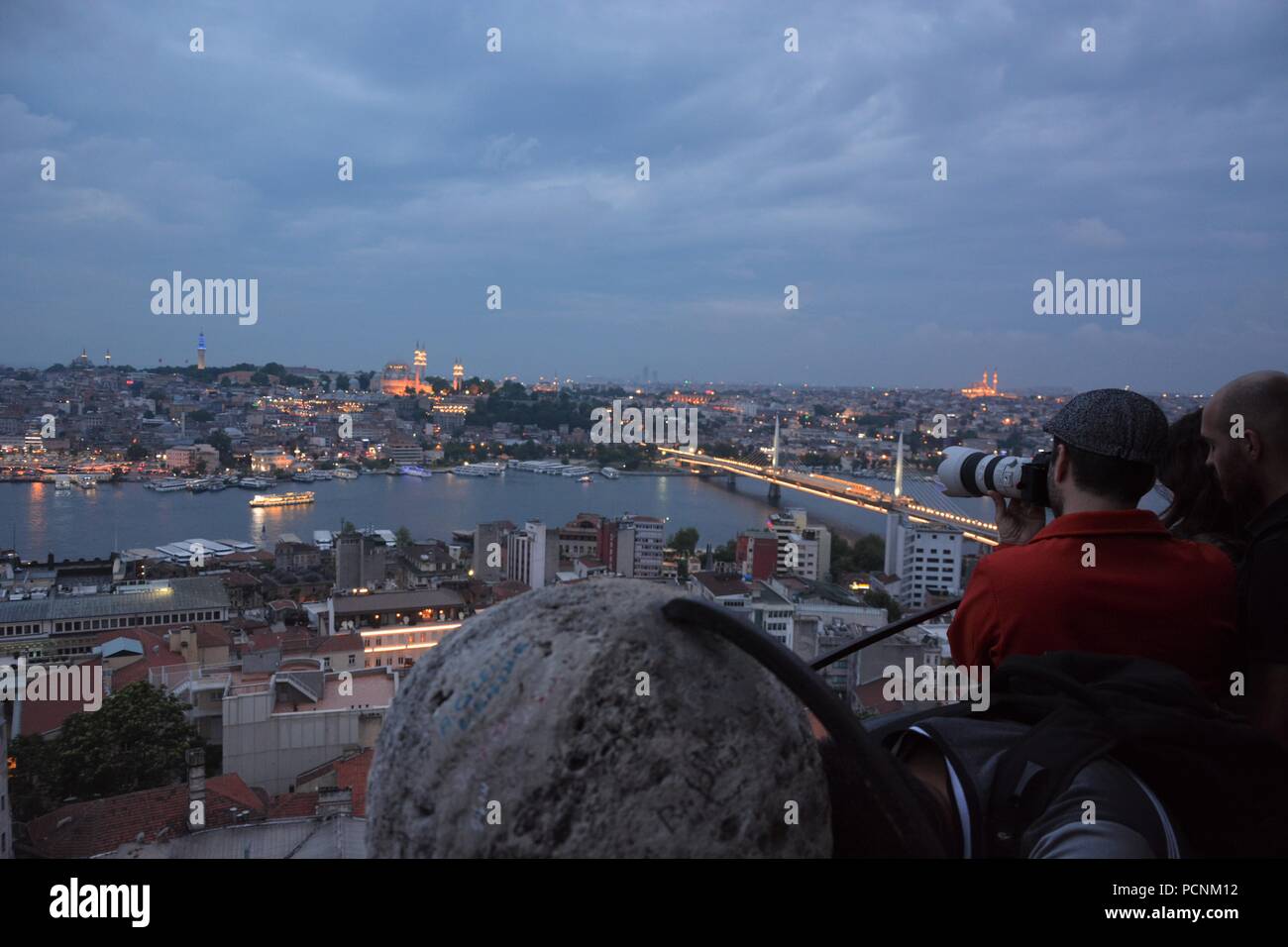 Leute Beobachten und Fotografieren von Golden Horn bei Sonnenuntergang vom Galata-Turm, Istanbul Stockfoto
