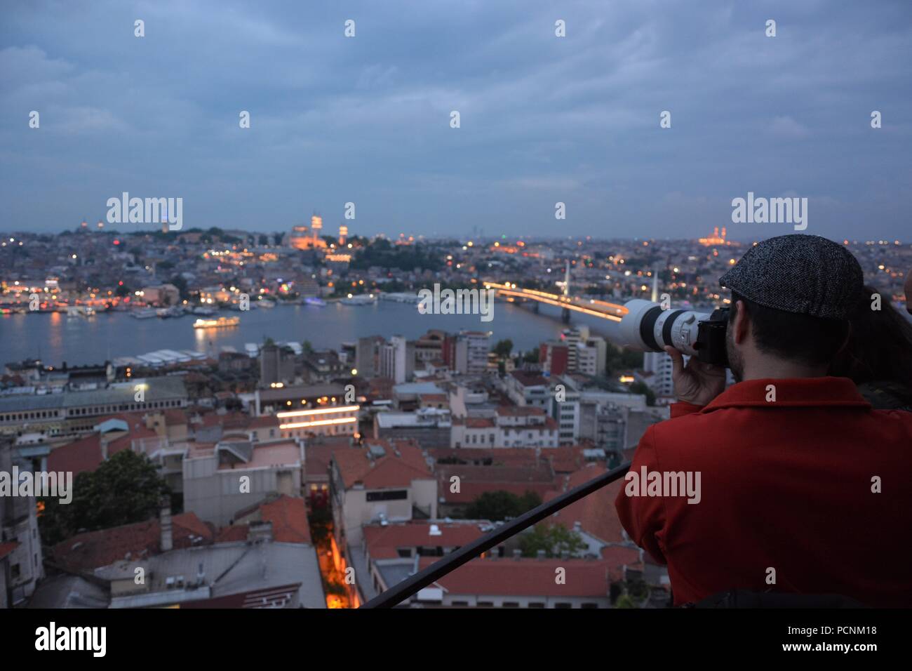 Leute Beobachten und Fotografieren von Golden Horn bei Sonnenuntergang vom Galata-Turm, Istanbul Stockfoto